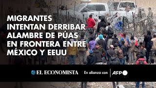 Migrantes intentan derribar alambre de púas en frontera entre México y EEUU [upl. by Aretina]