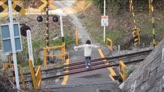 珍しいケーブルカーの踏切Funicular Crossing 1 OsakaJapan [upl. by Yniattirb]