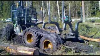 Hur fan lyckas man forwarder stuck in mud valmet 840 and john deere 1110E [upl. by Kathi872]