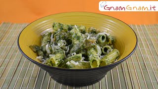 Insalata di pasta con pesto di rucola e salmone  Gnam Gnam [upl. by Eciruam]