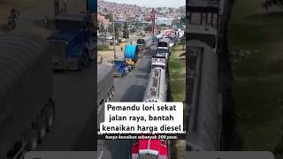 Pemandu lori sekat jalan raya bantah kenaikan harga diesel [upl. by Burg]