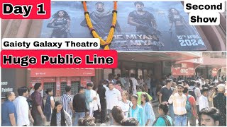 Bade Miyan Chote Miyan Movie Huge Public Line Day 1 Second Show At Gaiety Galaxy Theatre In Mumbai [upl. by Maryjo]