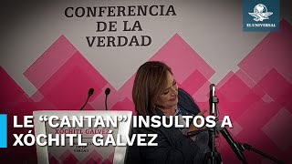 En plena conferencia Xóchitl Gálvez recibe llamadas le dicen groserías y le muestran su apoyo [upl. by Carnahan]