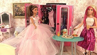 Barbie Armoire de Poupée Mon Fabuleux Dressing Histoires de Poupées [upl. by Lyrej]