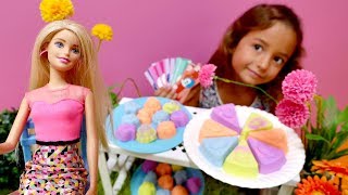 Play Doh kurabiye Barbie aç hayvancıklara yardım ediyor [upl. by Ahsela]