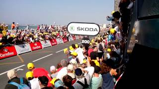 Arrivée du Tour de France 2013 à St Malo avec la chute dun coureur dArgos [upl. by Tirrell346]