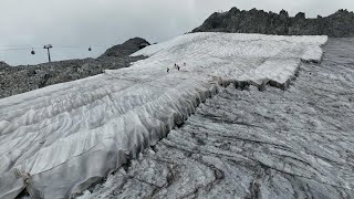 Ambiente il ghiacciaio del Presena liberato dalla copertura che lo ha protetto durante lestate [upl. by Sitruk760]