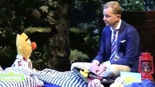 Max Raabe und Ernie und Bert Schlaflied Sesamstraße [upl. by Suolhcin]