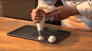 Comment former les meringues par PierreDominique Cécillon pour Larousse Cuisine [upl. by Suirad]