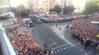 Recibimiento al bus del Valencia CF INCREÍBLE [upl. by Ahsirkal]