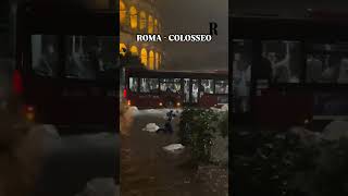 Nubifragio a Roma al Colosseo fiumi dacqua e sacchi di immondizia che galleggiano [upl. by Hcaz]