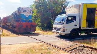 🇨🇦  TRUCK stuck on UNMANNED railroad crossing While CANADIAN Train Honking Very Loudly train [upl. by Sacci462]