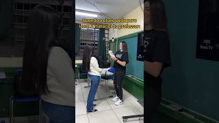 Coloco pra carregar tudinho 😅 professora humor alunos shorts escola [upl. by Nomolos65]