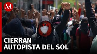 Autopista del Sol es bloqueada parcialmente por estudiantes normalistas de Ayotzinapa [upl. by Cummine]