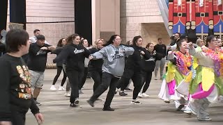 Mummers make lastminute preps ahead of parade on New Years Day [upl. by Lenuahs]