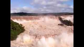 Cierran Cataratas de Iguazú por increíble incremento del caudal [upl. by Parthena522]