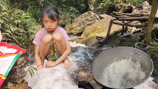 The Life of a 7 Year old Orphan girlThe poor girl catches snails and sells them to make a living [upl. by Leinto665]