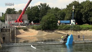 22082023  VN24  Arbeitsboot versinkt in der Ruhr  Bergung mit über 55 Meter Kranauslage [upl. by Arama523]