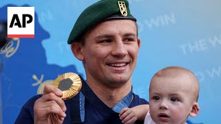 Ukrainian boxer Khyzhniak arrives in Kyiv after winning gold at Paris Olympics [upl. by Iborian]