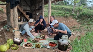 Pemadam Kelaparan Beraksi Di Gubuk Sawah Pinggir Hutan Lalapan Jengkol Minumnya Kelapa Muda [upl. by Eilac547]