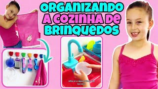 Organizando a cozinha de brinquedos da nossa casinha de bonecas meninas brincadeiras pra crianças [upl. by Gosnell]