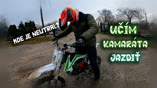 UČÍM KAMARÁTA JAZDIŤ NA PITBIKE Minirocket SuperPit 125SPOJKAPRVÁ JAZDARADENIE RÝCHLOSTI [upl. by Eibbed]