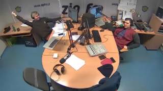 2014 02 18 Zip Fm Radistai skambutis Merginai bando kabinti [upl. by Necaj250]