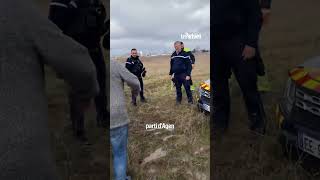 Des agriculteurs de la CR47 dépannent des gendarmes embourbés dans un champ [upl. by Ching]