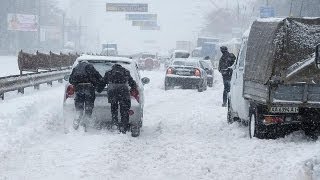 Ucrania en estado de urgencia por las fuertes nevadas [upl. by Yaja]