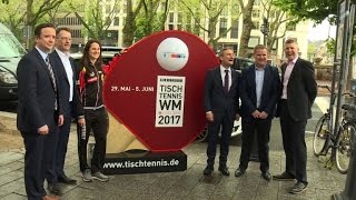 Großer Tischtennisschläger als WMEinstimmung in Düsseldorf [upl. by Adnawyek]