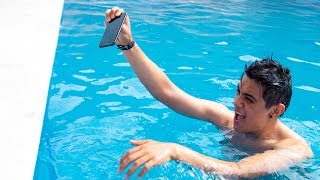 Lo Aventé a la Piscina con su iPhone SE LE DESCOMPONE Y LLORA [upl. by Paxon]