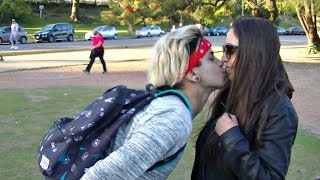 ROBANDO BESOS DE CHICAS CON TRUCO DE MAGIA  AlexanderWTF [upl. by Duston]