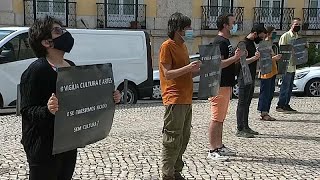 Artistas protestam frente à Assembleia da República [upl. by Aridatha7]