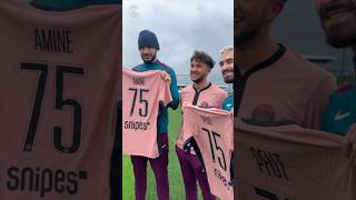 En visite au Campus PSG ⁠Aminematue inoxtag Carlito et Pfut ont reçu le maillot Third  ✊❤️💙 [upl. by Roinuj]