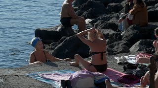 Capodanno al caldo in Sicilia i catanesi festeggiano il 2022 al mare [upl. by Hardin565]