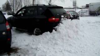 BMW X5 vast in de sneeuw [upl. by Alameda]