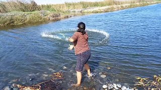 Esta CHICA Tira la ATARRAYA al agua y mira la Gran Sorpresa que se LLEVÓ en un Solo Tiro [upl. by Durwood]