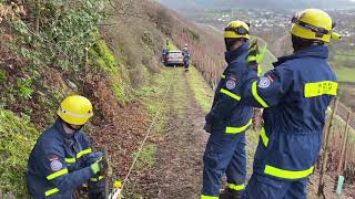 Auto hängt in Weinberg fest Bahnstrecke an der Saar zeitweise gesperrt [upl. by Aufmann]