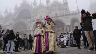 Nebel über der Lagunenstadt Der Karneval von Venedig 2024 hat begonnen [upl. by Conney379]