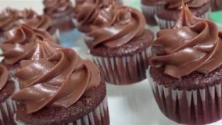 Receita de Cobertura de Chocolate para Cupcake  Brigadeiro gourmet [upl. by Shari314]