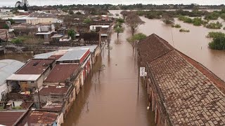 Más de 2700 desplazados por inundaciones en Uruguay  AFP [upl. by Llenaej]