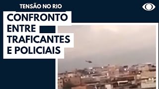 Confronto entre traficantes e policiais no Complexo do Alemão no Rio de Janeiro [upl. by Glenine866]