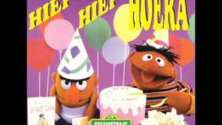 Bert en Ernie  Hiep Hiep Hoera 67 [upl. by Zemaj]