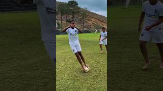 Treinamento de equilíbrio os jogadores tentam manter o equilíbrio na bola ⚽⚖️ futebol shorts [upl. by Pahl33]