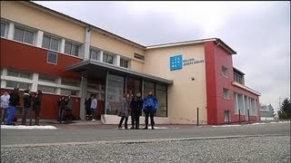 Dramatique bagarre au collège  quotils se battaient pour une place au selfquot  2202 [upl. by Aikan]