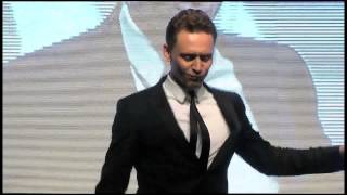 Thor Un Mundo Oscuro  Tom Hiddleston baila en la presentación del film en Corea [upl. by Stefania339]