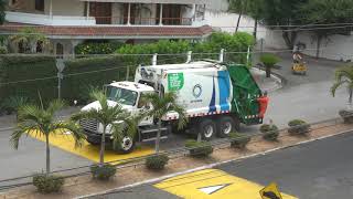 Camion recolector de basura de Urvaseo [upl. by Ralyt583]