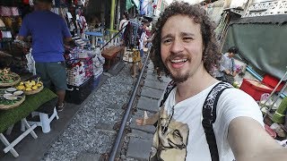 El riesgoso mercado en las vías de tren en Tailandia  MAEKLONG 🇹🇭 [upl. by Assenna]