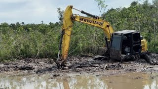 Excavator stuck bogged in mud heavy Recovery New Holland E145C  Escavadeira atolada [upl. by Eadnus940]