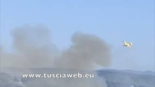 Incendio a Tuscania  Canadair in azione [upl. by Uball]